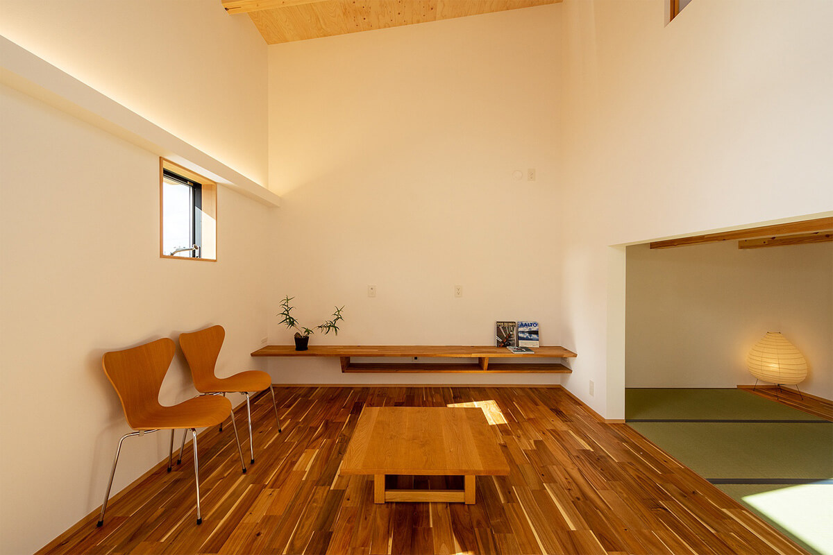 スキップフロアでつながる2層空間