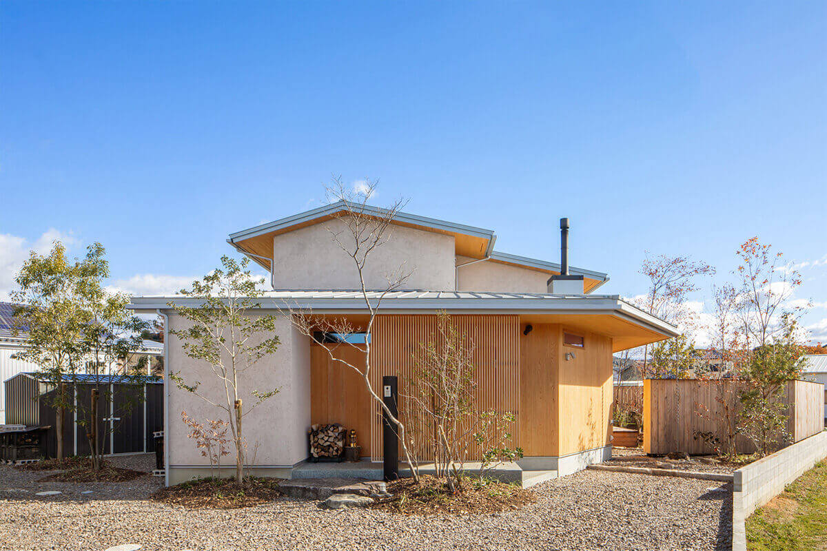 自然素材のぬくもりを感じる外観