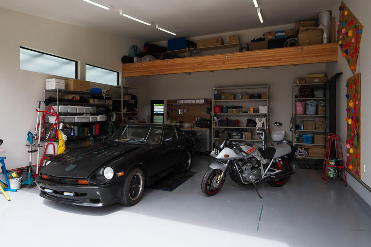 小物もおけるバイクガレージ