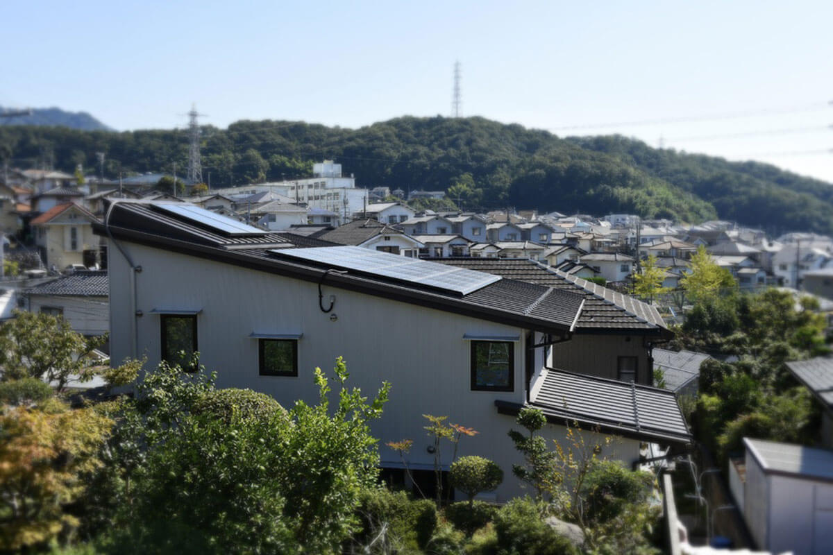 太陽光パネルを載せた片流れ屋根の家