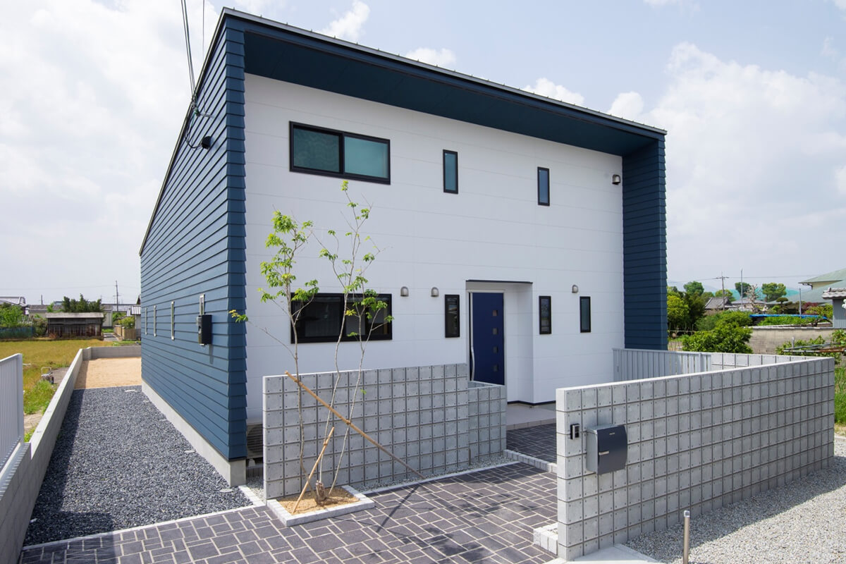 鎧張りのデザインと片流れ屋根がおしゃれな平屋