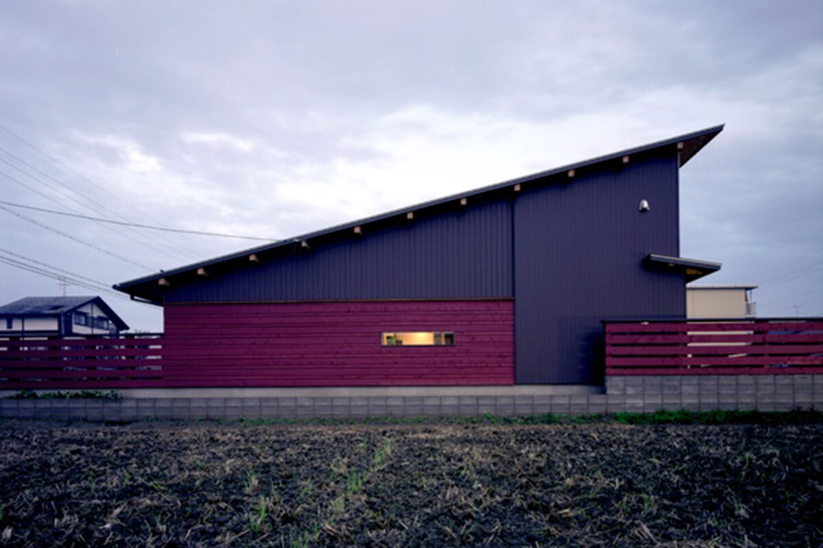 朱色の外壁と合うシンプルな片流れ屋根