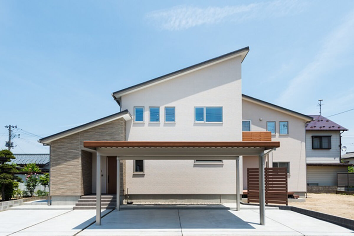 シャープな片流れ屋根と明るいブラウン系をアクセントにした外観