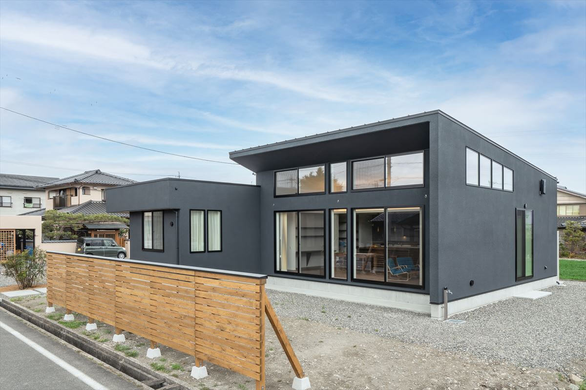 光が降り注ぐ高天井を作れる片流れ屋根