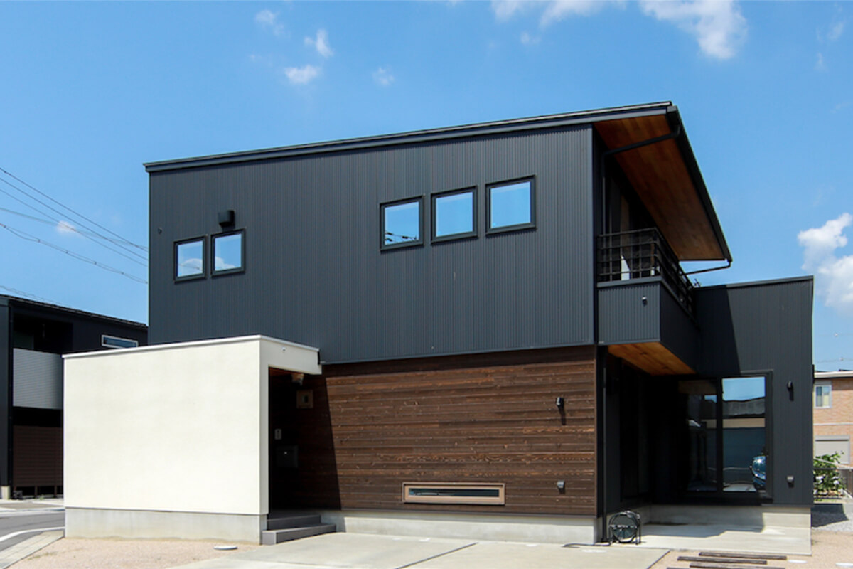 シャープでシンプルな片流れ屋根