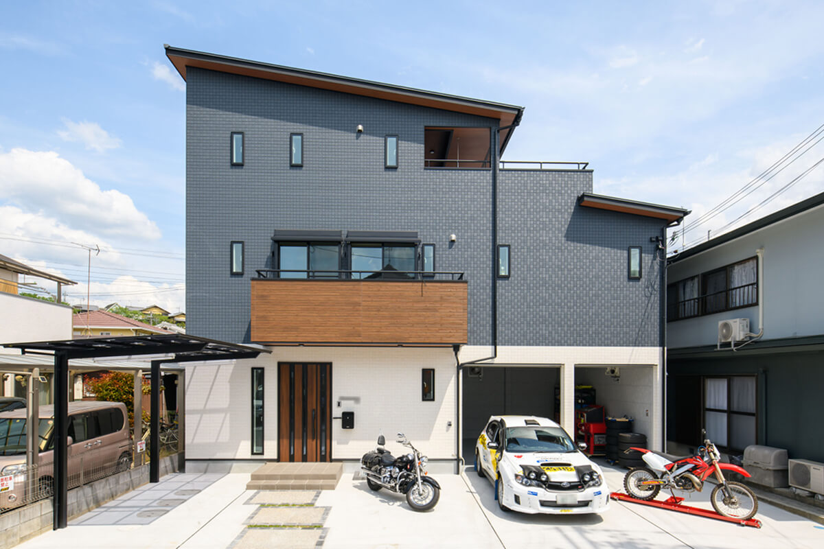 片流れの屋根とインナーガレージを組み合わせたおしゃれな家