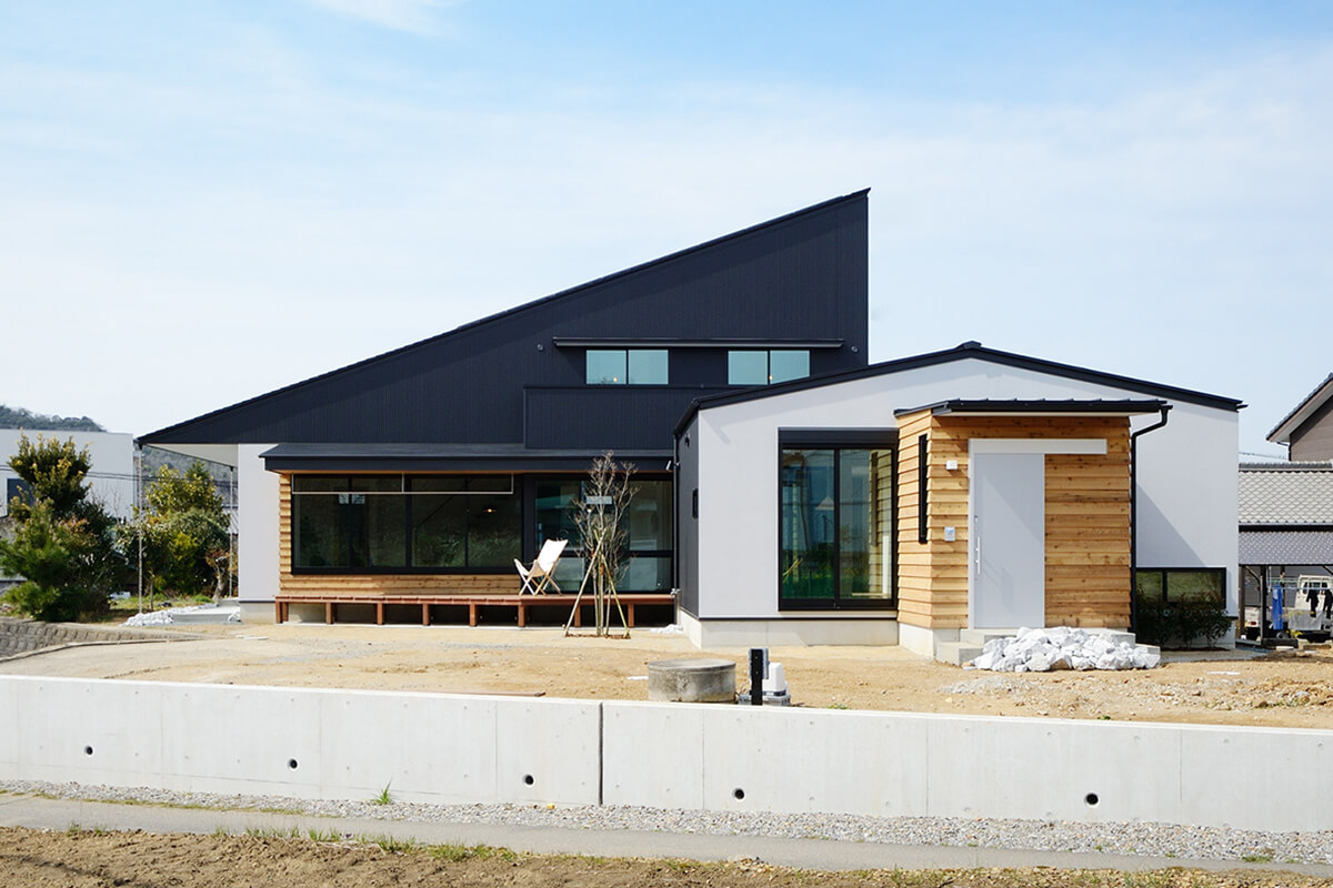 大きな片流れ屋根のシンプルな外観