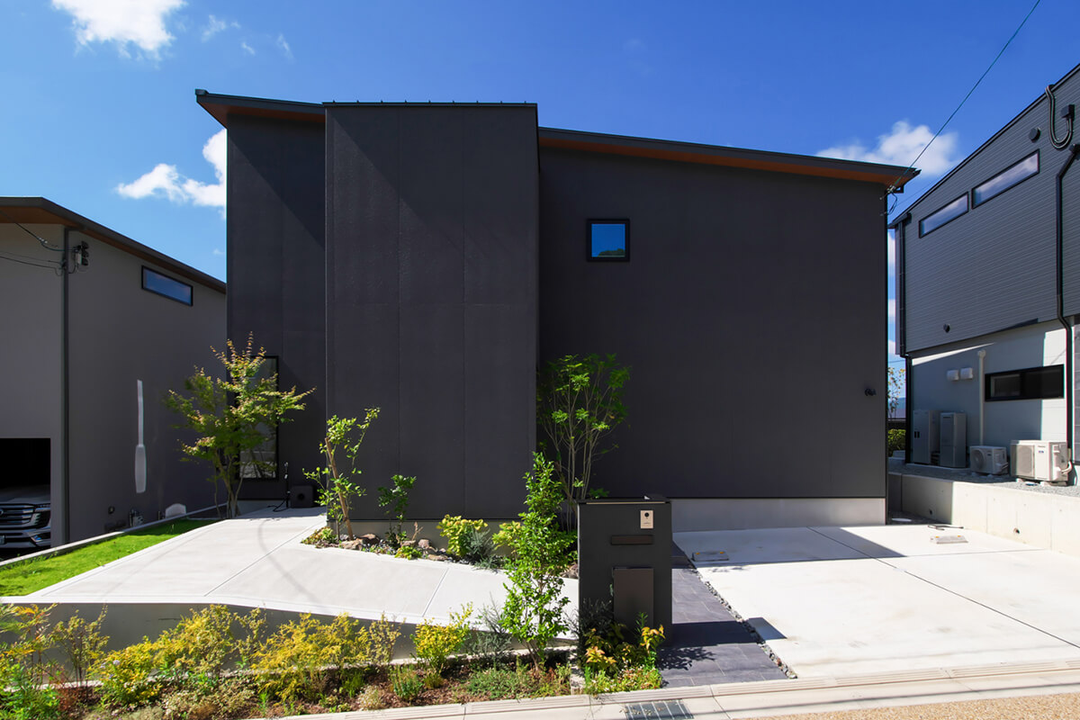 モダンで重厚感のある片流れ屋根の家