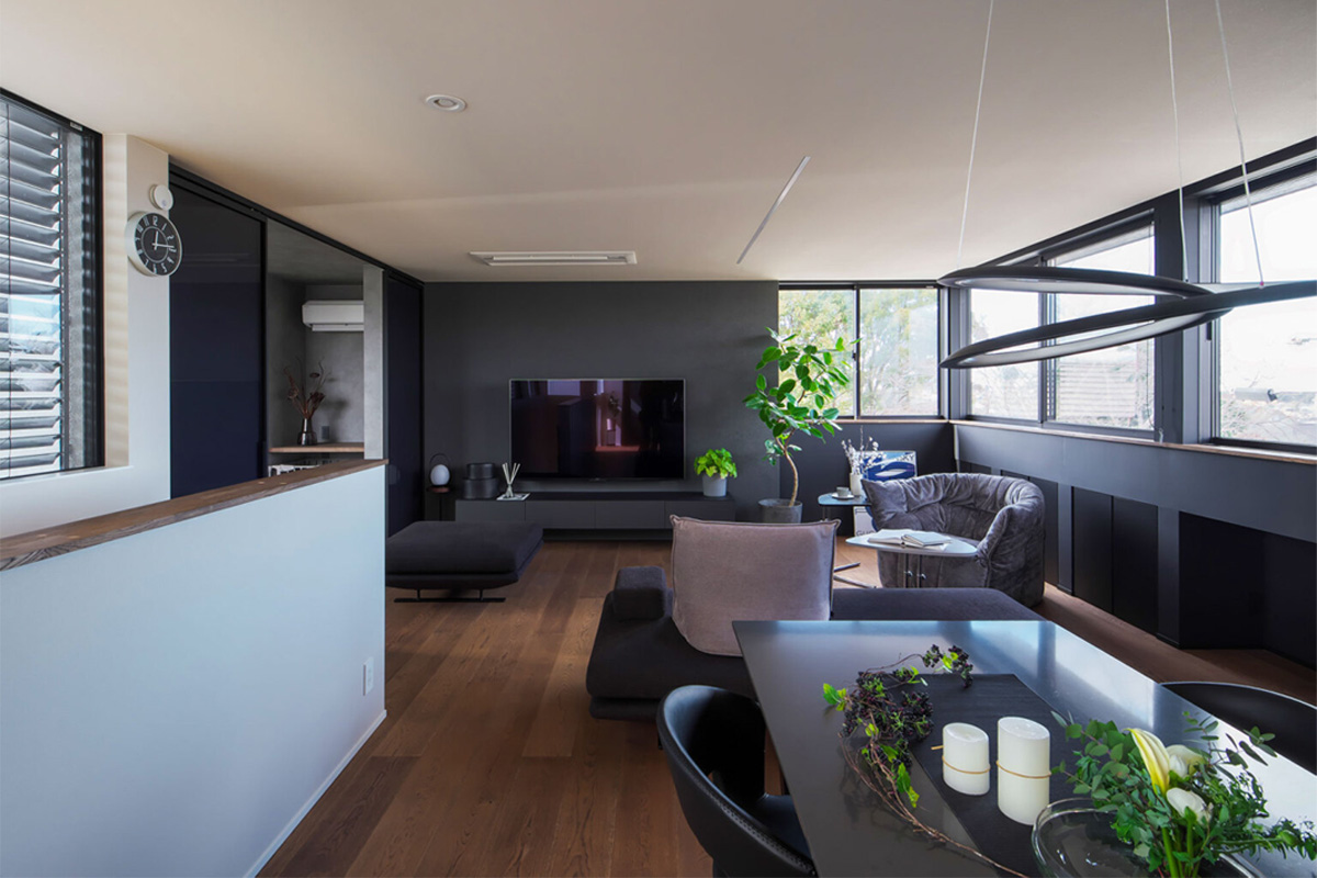 ダークトーンと緑のバランスがいい空間