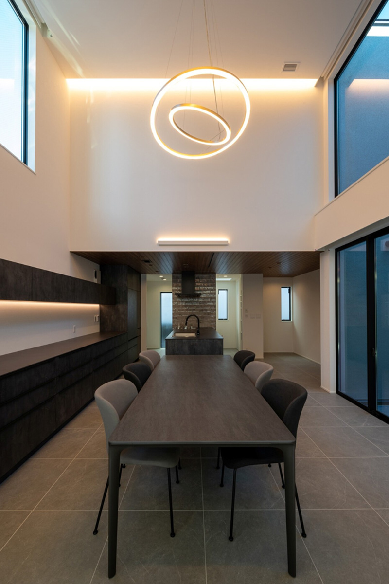 照明がアクセントの吹抜け空間