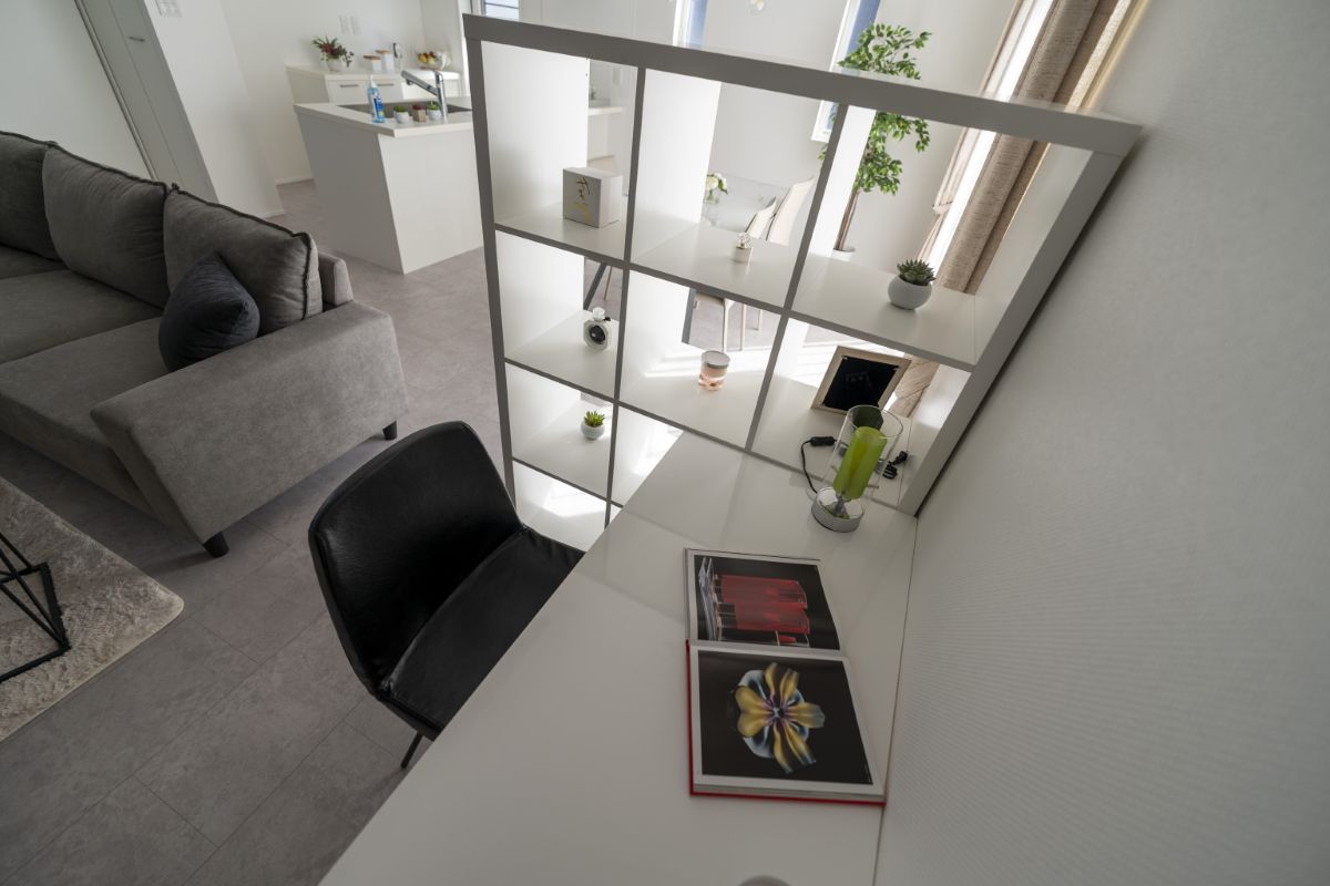 モノトーンで落ち着きのあるデスクワークスペース