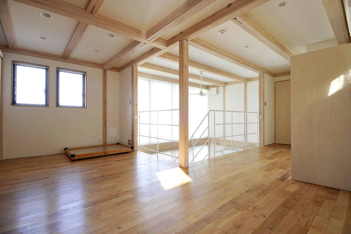 現しの梁と柱のある開放的な空間