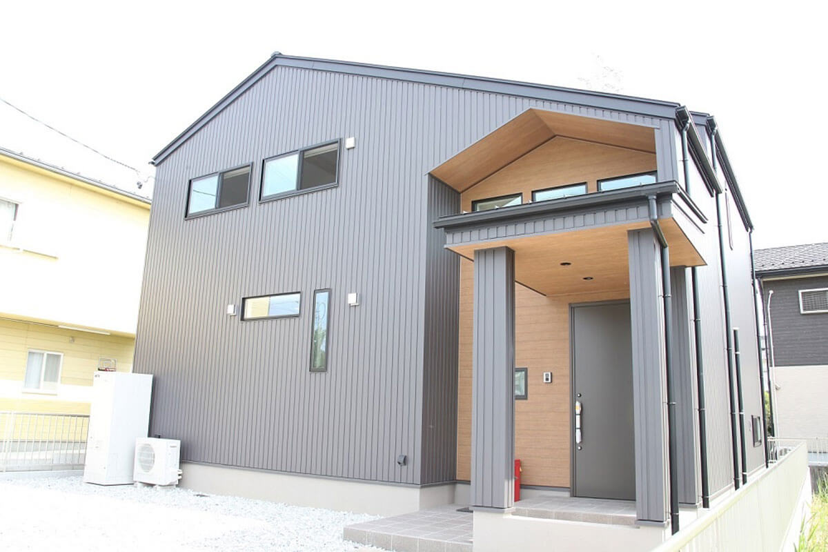 真っ白な切妻屋根のおしゃれな外観