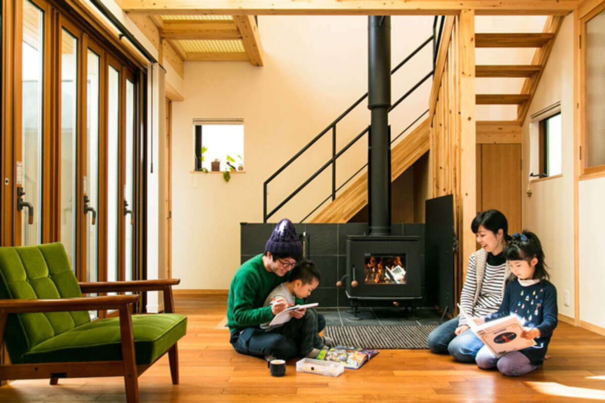 薪ストーブのある家族団欒のリビング