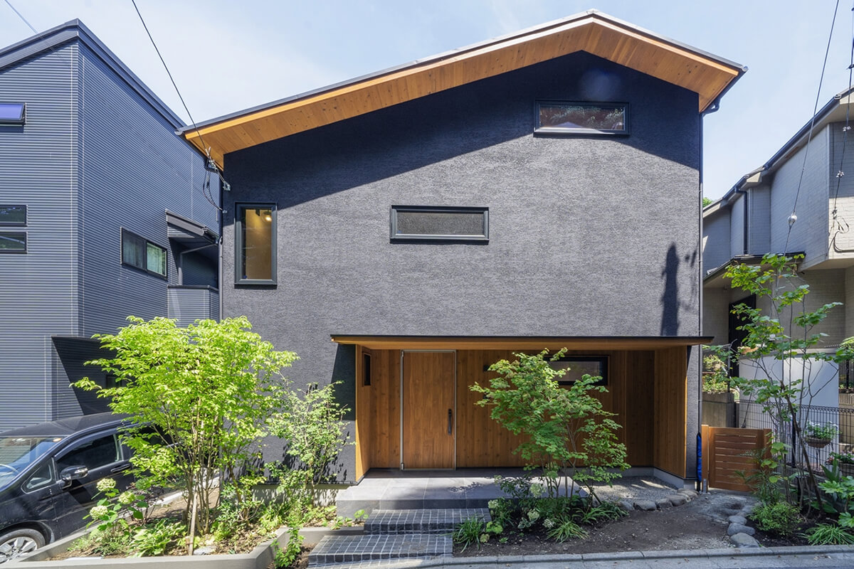 黒く引き締まった印象の塗り壁