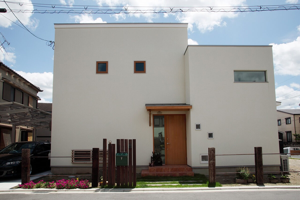 無垢材と塗り壁でぬくもりのある外観
