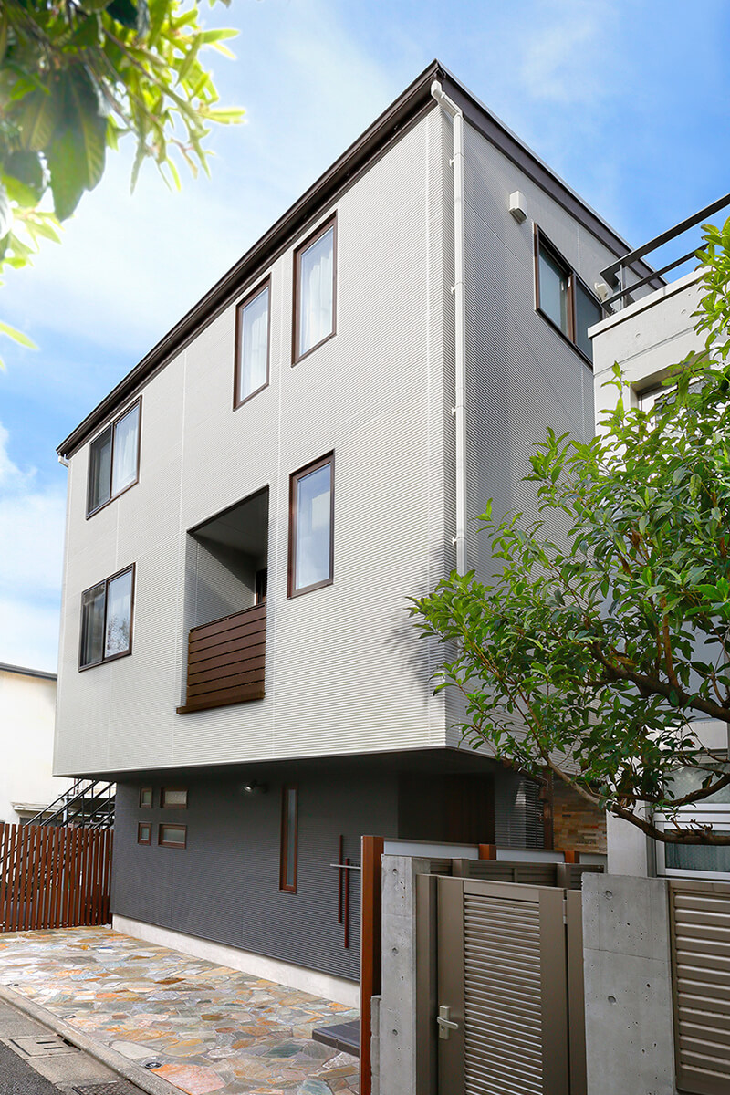 居住空間を広く取ることができるオーバーハングの家