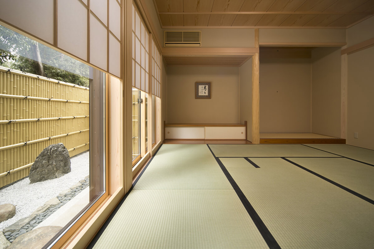 白砂に石の枯山水の庭を望む茶室