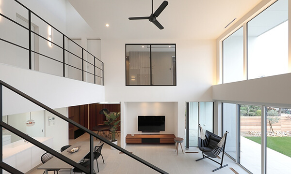 ダイナミックな吹抜けリビング