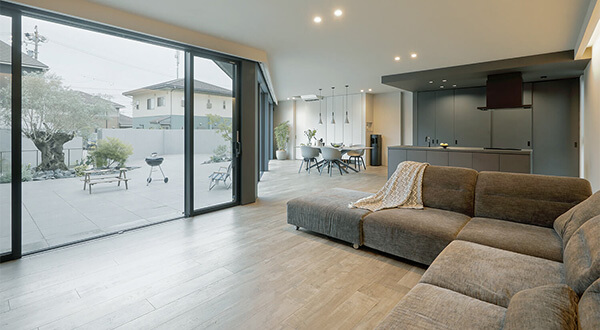 心地よいパティオを囲むL字型のフラットハウス