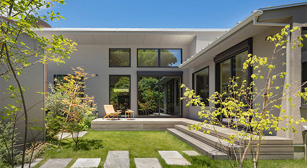 中庭を介して共存する“好き”に囲まれた平屋とガレージ