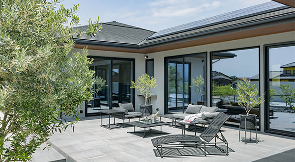 屋外空間とつながるバリアフリーの平屋