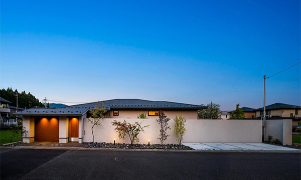 植物とアンティーク家具に囲まれた平屋での暮らし