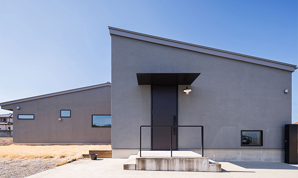 木製サッシと土間のある平屋の家