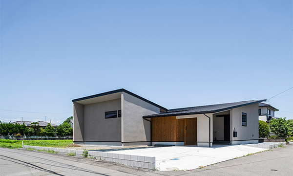 視線に配慮したロの字の平屋の家