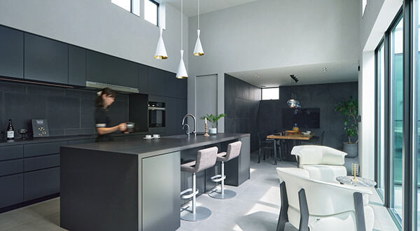 光に満ちた中庭をアートギャラリーが囲むホテルライクな邸宅