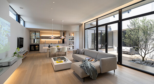 光あふれる大空間を楽しむコートヤードハウス