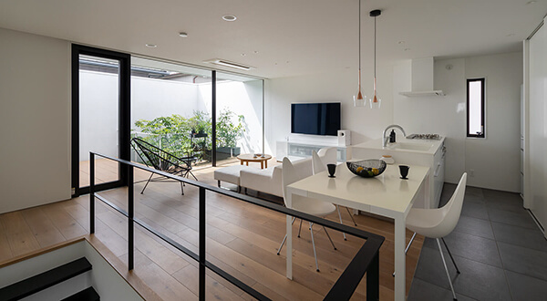 シンボルツリーを囲むL字型コートハウス