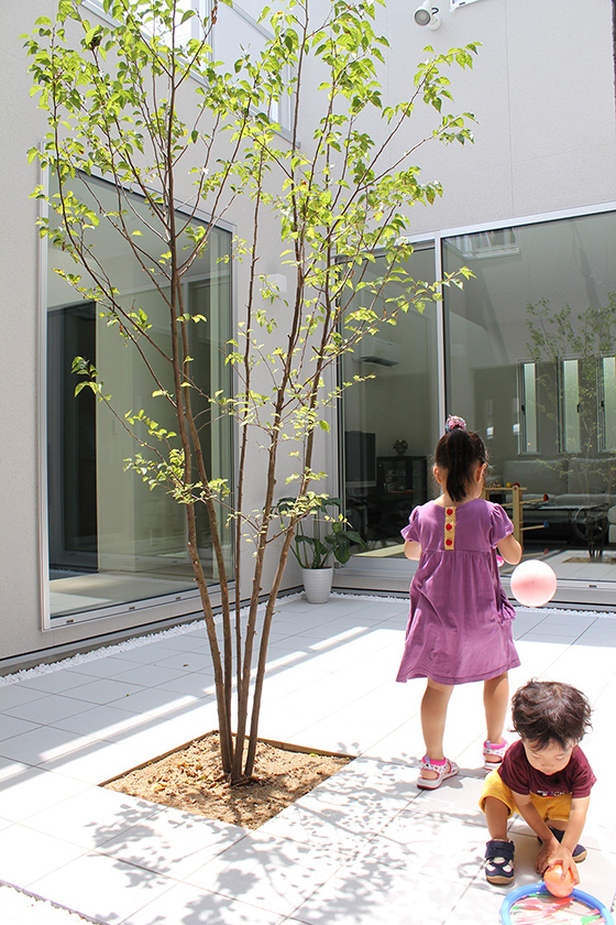 中庭が子供の遊び場としても大活躍