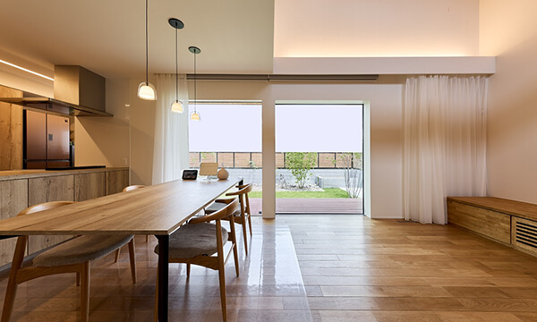 縦に視線を重ねる、団らんを創り出す住まい