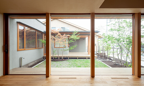 木塀で囲われたコの字型のコートハウス