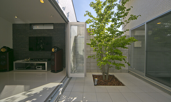 ビルトインガレージがある宇宙基地のようなお家