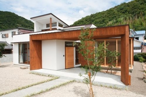 漆喰と木のコントラストが映える中庭のある家｜和歌山市栄谷