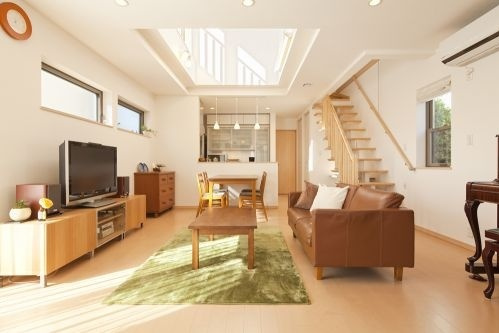 大きな吹き抜けから光がたっぷり入る狭小住宅 大きな吹き抜けから光がたっぷり入る狭小住宅 重量木骨の家 選ばれた工務店と建てる木造注文住宅