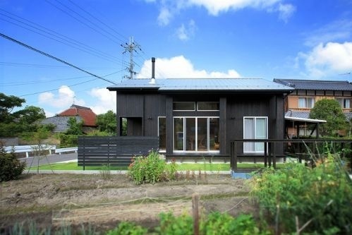 緑の芝と黒い平屋風の家