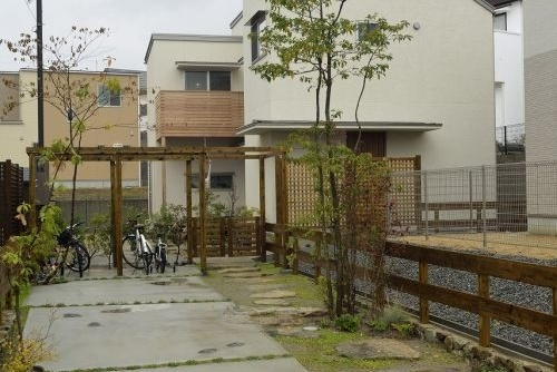 旗竿地 コの字型間取りの家 タイルがお洒落なキッチン 重量木骨の家 選ばれた工務店と建てる木造注文住宅 旗竿地 コの字型間取りの家 タイルがお洒落なキッチン 重量木骨の家 選ばれた工務店と建てる木造注文住宅