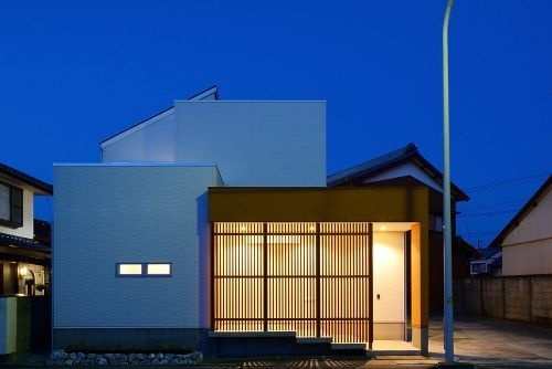 木格子からアプローチ灯の漏れる夜景