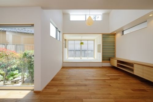 豊橋市 西羽田町の家「木格子のアプローチを持つ白い家」