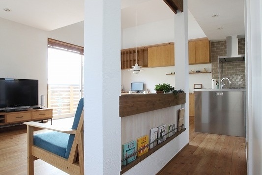 プライベートな2階リビングで楽しむおしゃれな暮らし｜木造住宅×勾配天井×ビルトインガレージ