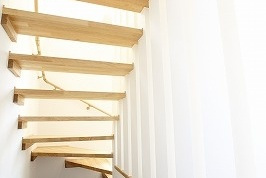 階段、ますます健康になる鉄棒のある家