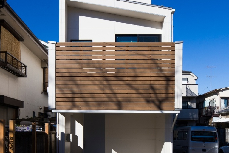 社に沿う桜並木に建つカリフォルニアモダン