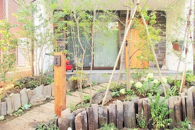 植栽と鉄平石のアプローチ　爽やかで優しい木々を選びました