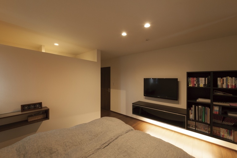 スッキリ掃除もしやすいベッドルームも、間接照明で落ち着ける雰囲気に。