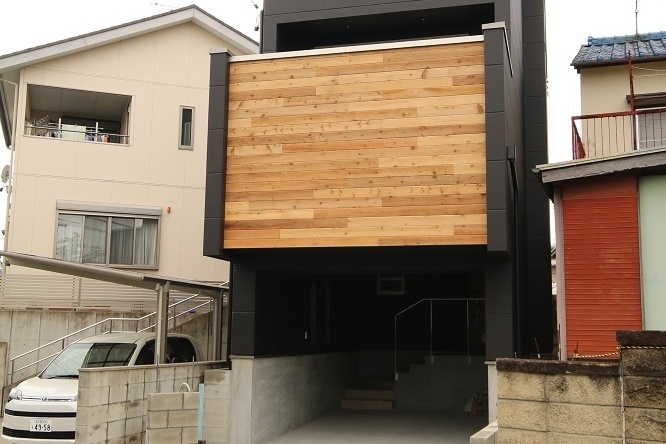 なんと間口4.5ｍ！の狭小間口に建つ3階建て