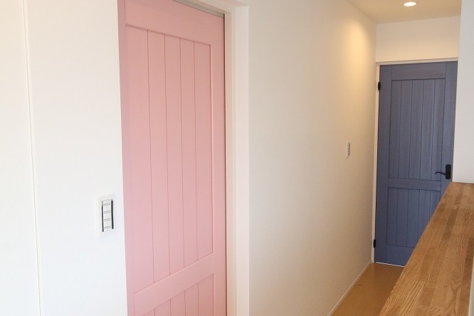 男の子の部屋はブルーのドア・女の子の部屋がピンクのドア