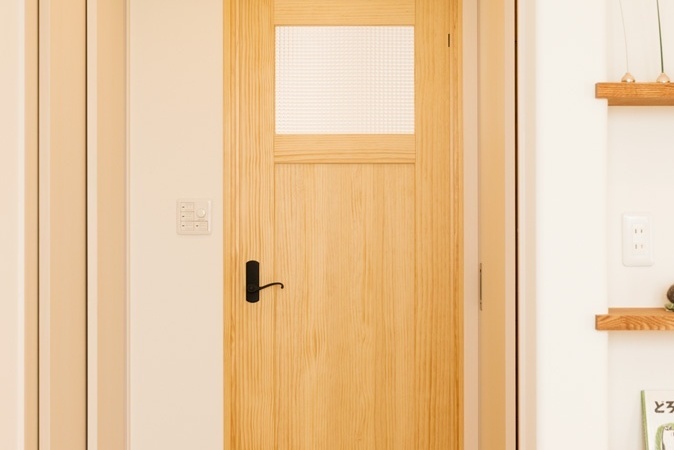 無垢の木製ドア